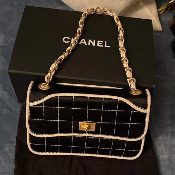 CHANEL Black and White Quilted Shoulder Bag with Gold Chain - Picture 13 of 15